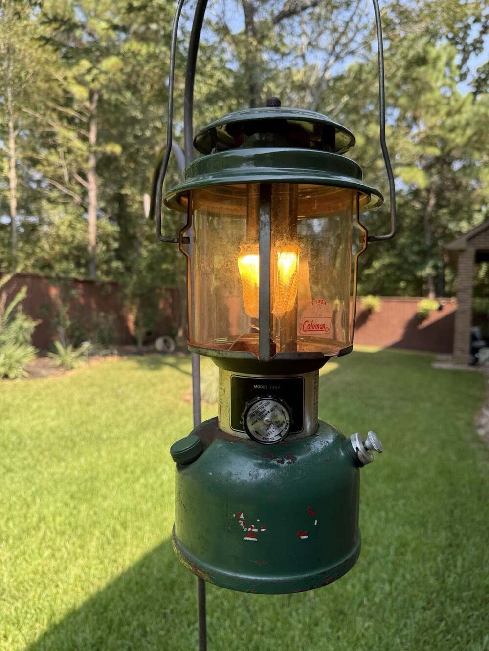 Vintage Coleman Lantern Model 220J 3-77 - Tested And Working. Read Description